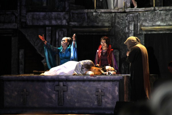 Дахин тоглогдох болсон “Ромео Жульетта” жүжгийн тоглолын зурагнаас